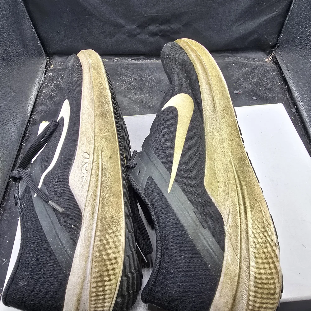 A0371 Nike Black and White Athletic Sneakers‎